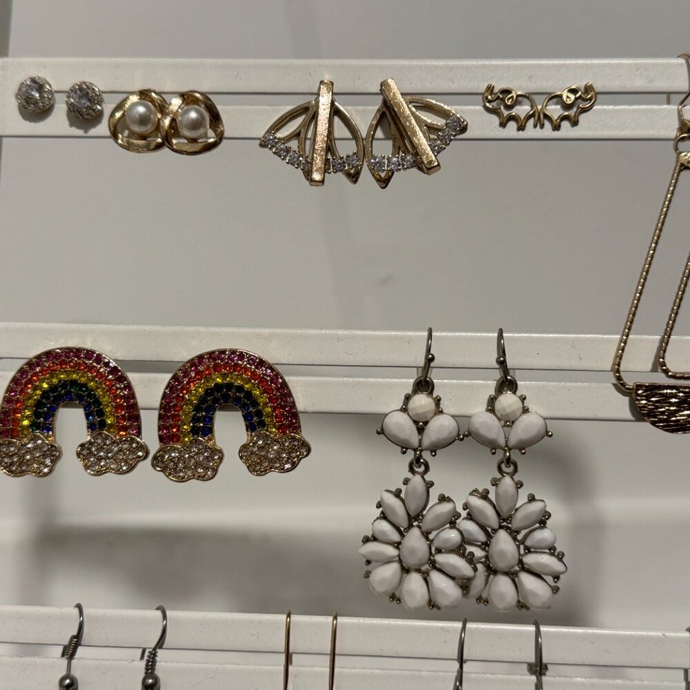 Lot of 11 pairs of SUPER Cute earrings - Picture 5 of 6